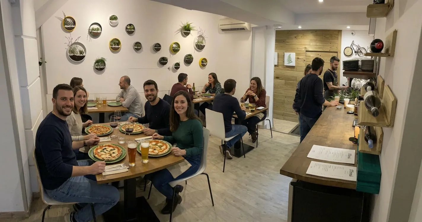 Sala de Mitoa llena de gente cenando y disfrutando