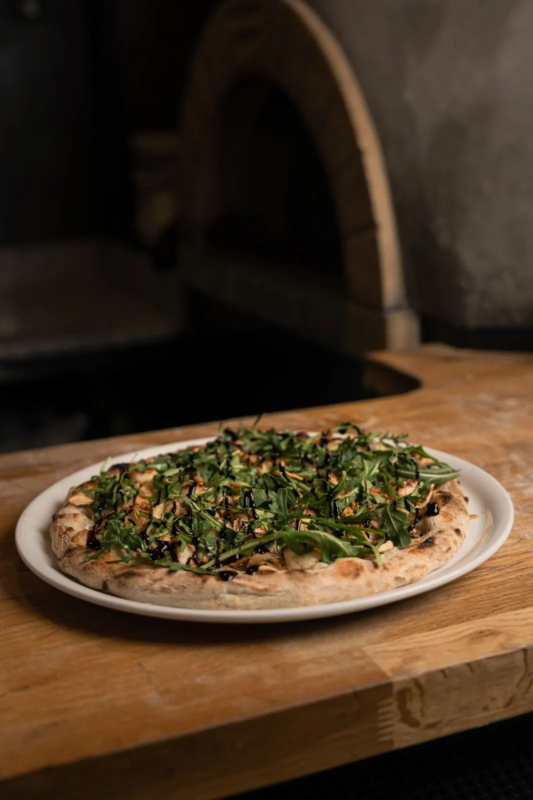 Pizza con rúcula y reducción de balsámico