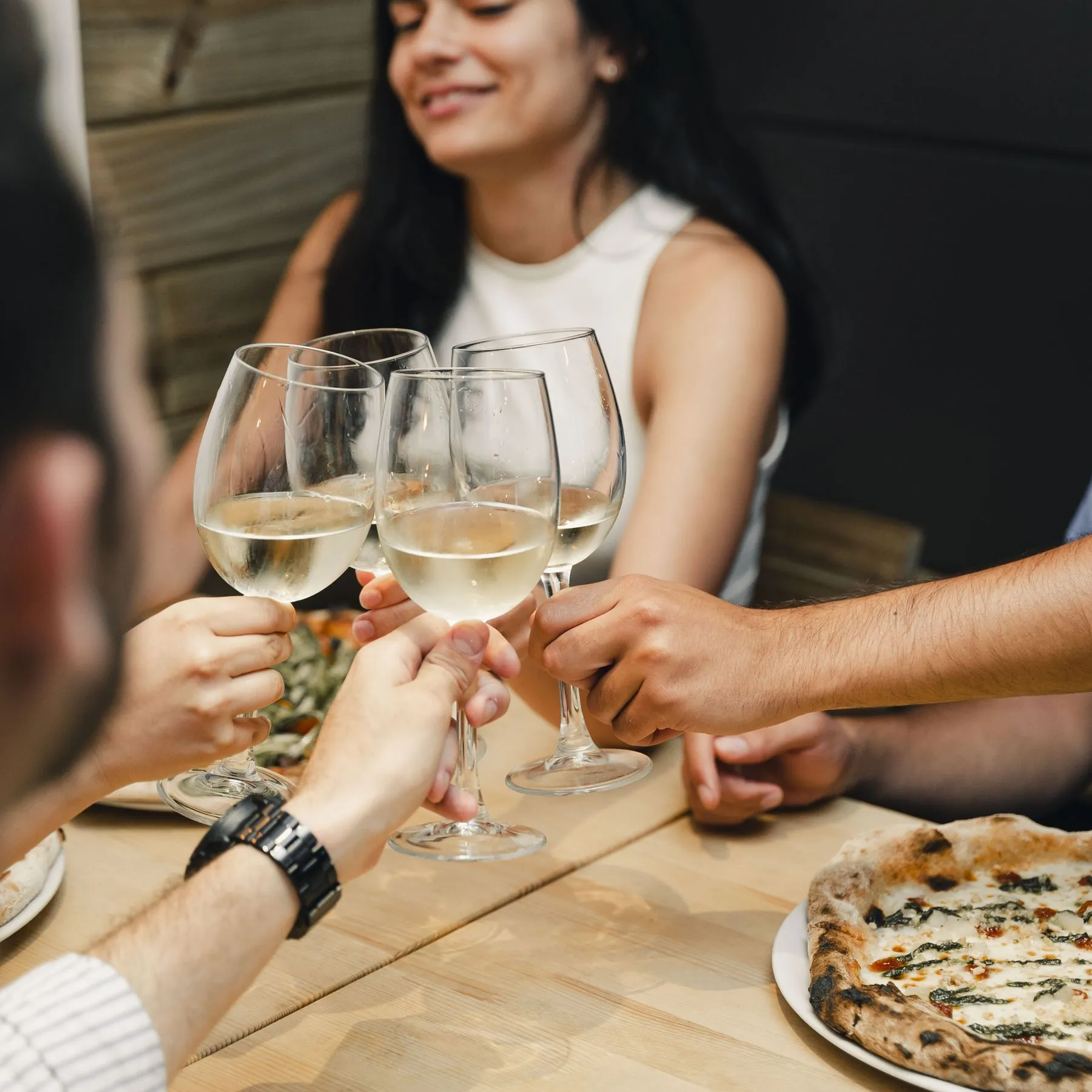 Brindis con copas de vino en una mesa de Mitoa