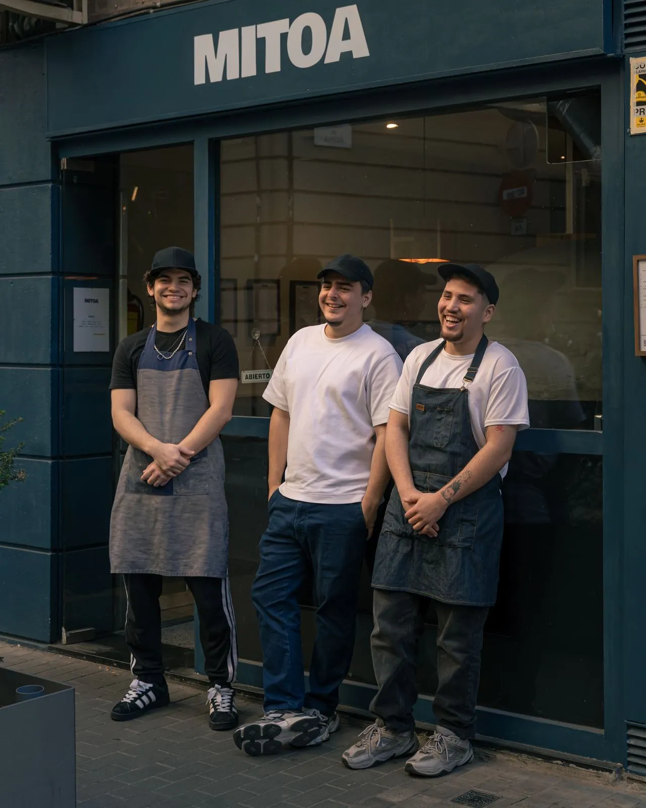 El equipo de Mitoa en la puerta del local
