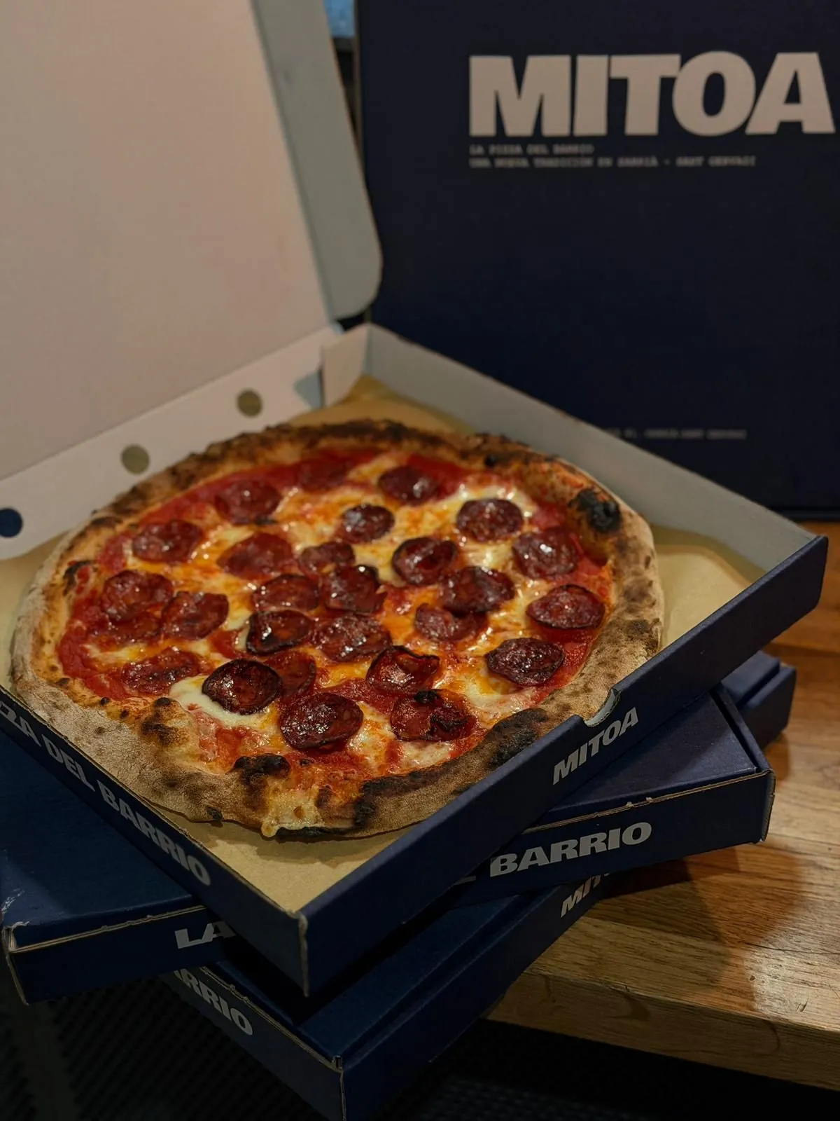 Pizza de pepperoni en caja de Mitoa para llevar